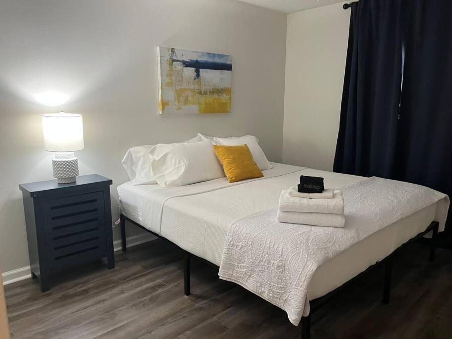 Quiet Relaxing Home - Close To Downtown & Beach 4Br-2Bt Pensacola Bagian luar foto
