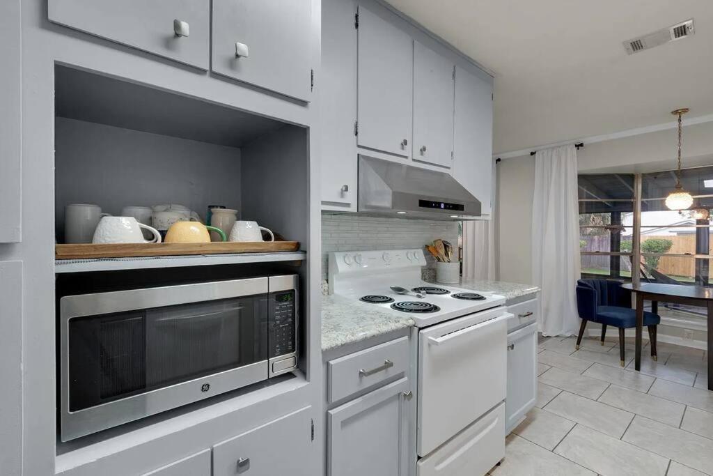Quiet Relaxing Home - Close To Downtown & Beach 4Br-2Bt Pensacola Bagian luar foto