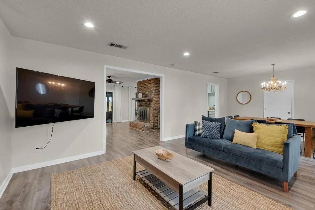 Quiet Relaxing Home - Close To Downtown & Beach 4Br-2Bt Pensacola Bagian luar foto